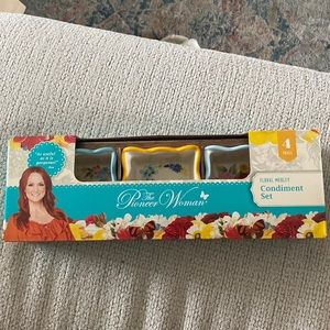 The pioneer women condiment set.